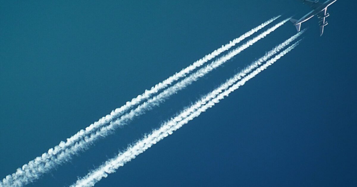 airplane-blue-sky-jet-sustainable-aviation-fuel